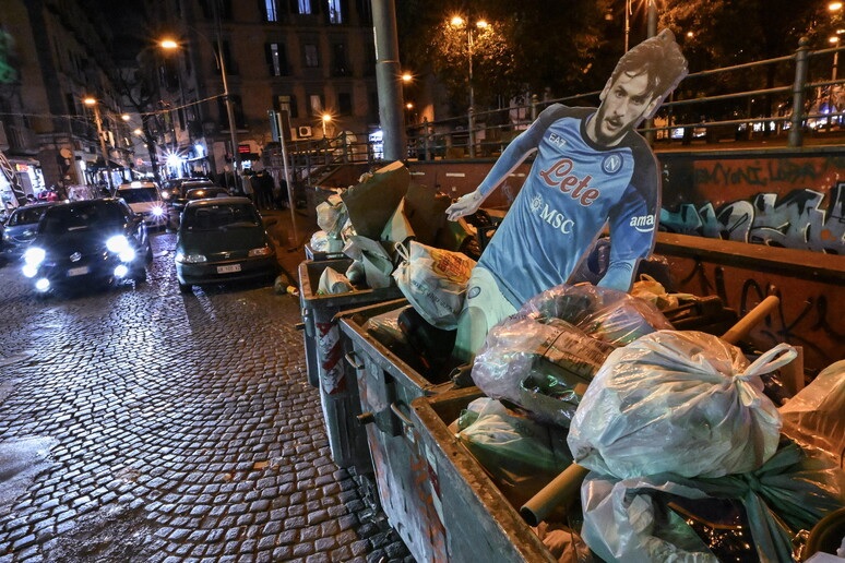 Calcio Napoli, Kvara al Psg: cartonato nei rifiuti