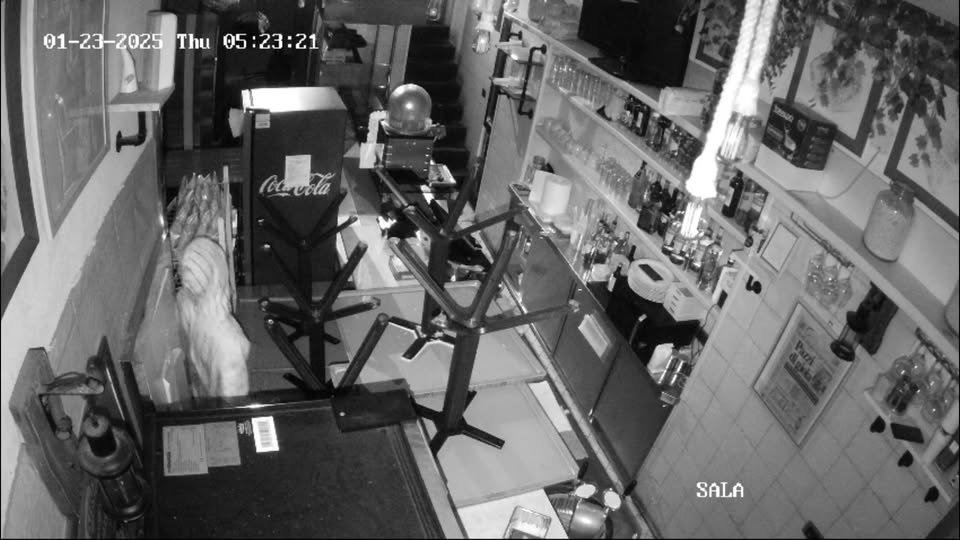 Galleria Umberto, titolare ristorante offre lavoro a ladri