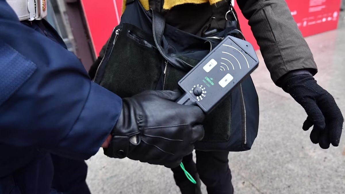 Ponticelli, controlli con un metal detector a scuola