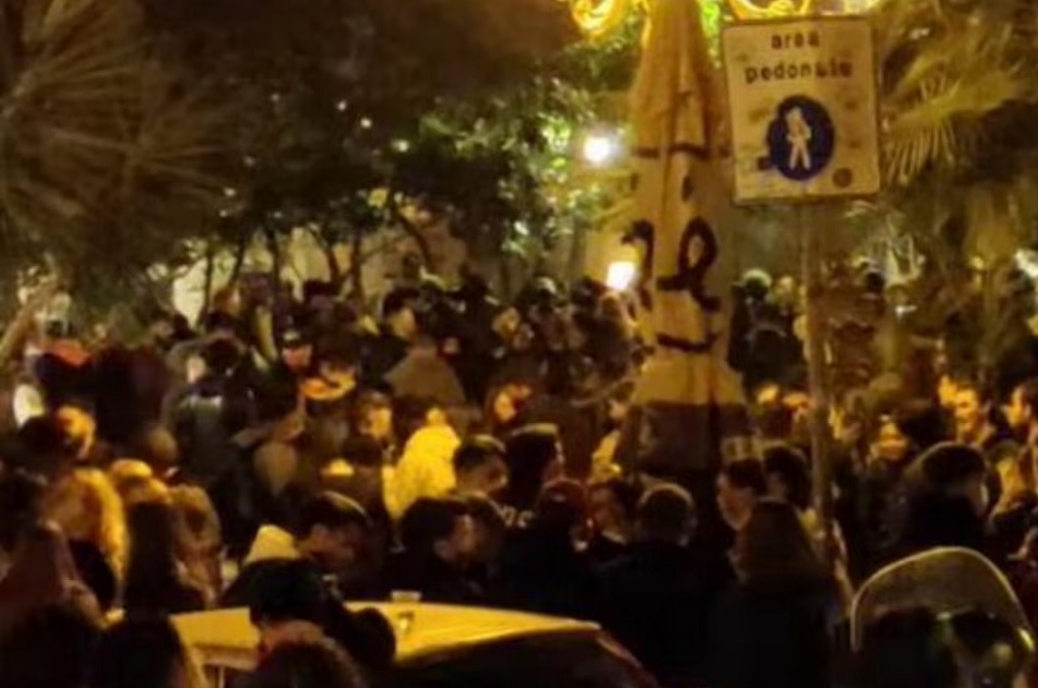 Napoli, pusher arrestato in piazza Bellini: 23enne in manette Napoli, pusher arrestato in piazza Bellini: 23enne in manette