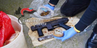 Casapesenna, in casa con una mitragliatrice: arrestato