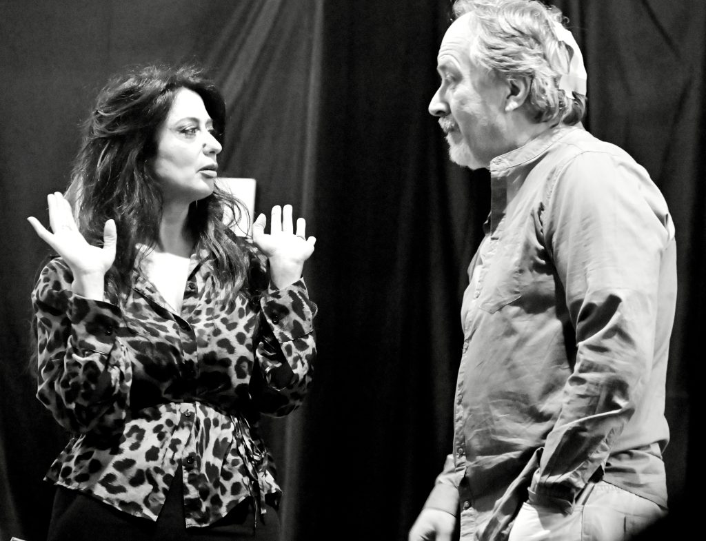 Peppe Carosella e Anita Mosca in scena con "Piccoli crimini coniugali"