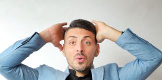 Mariano Grillo al Teatro Troisi porta in scena il caos contemporaneo con "Tutto Fuori Controllo"