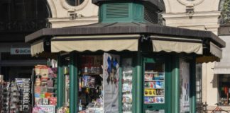 Napoli, edicolante non ha le carte Pokemon: minacciata