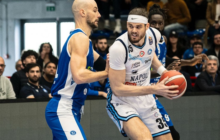Napoli Basket batte Brescia e prosegue la corsa salvezza