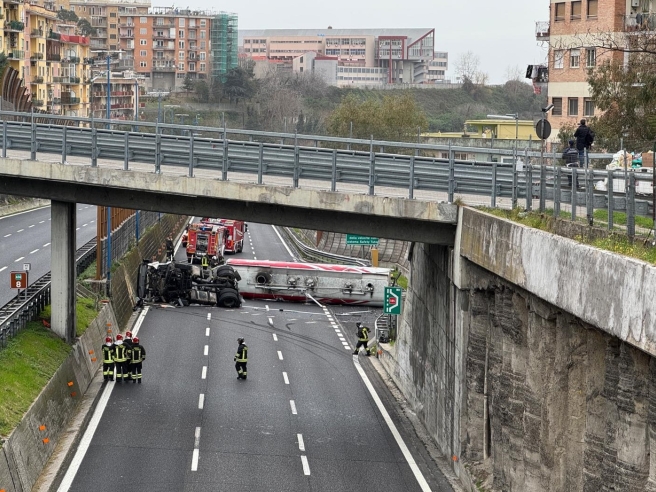 Tangenziale Napoli da 2anews.it Tangenziale di Napoli chiusa al traffico Ribaltata autocisterna di carburante zona Vomero Fuorigrotta