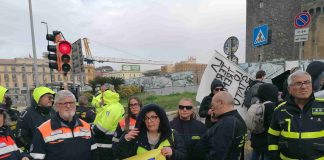 Campi Flegrei, protesta al Maschio Angioino: “Non vogliamo contare i morti”