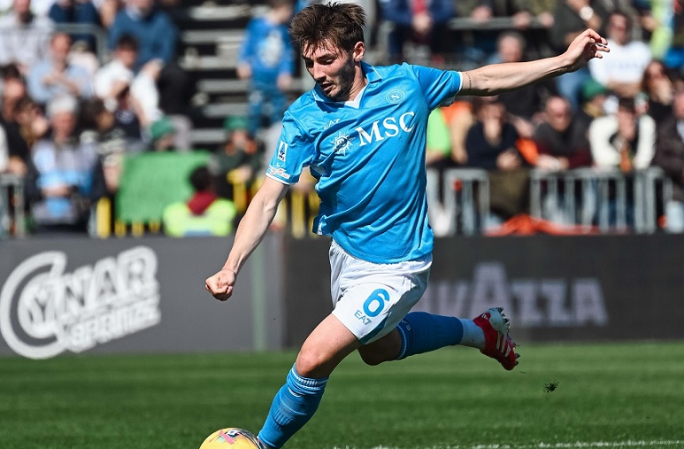 Calcio Napoli, Gilmour verso lo stop 2025: operazione per la pubalgia, rientro a gennaio