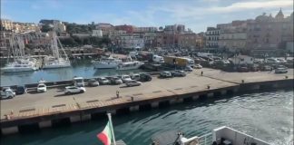 Pozzuoli, al porto un ponte mobile per gli sbarchi