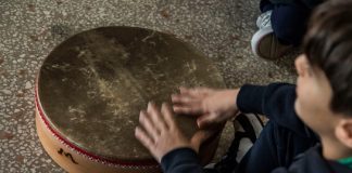 Giornata Mondiale del Teatro, studenti in scena con la fiaba "Ce steva na vota na vicchiarella"