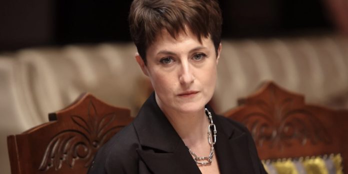 The family, anticipazioni al 4 aprile: Leyla riceve un’ingiunzione