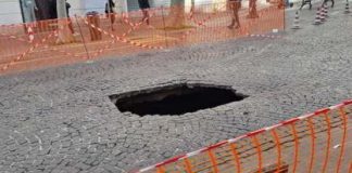 Voragine in via Scarlatti, nel buco ci finisce un compattatore dei rifiuti