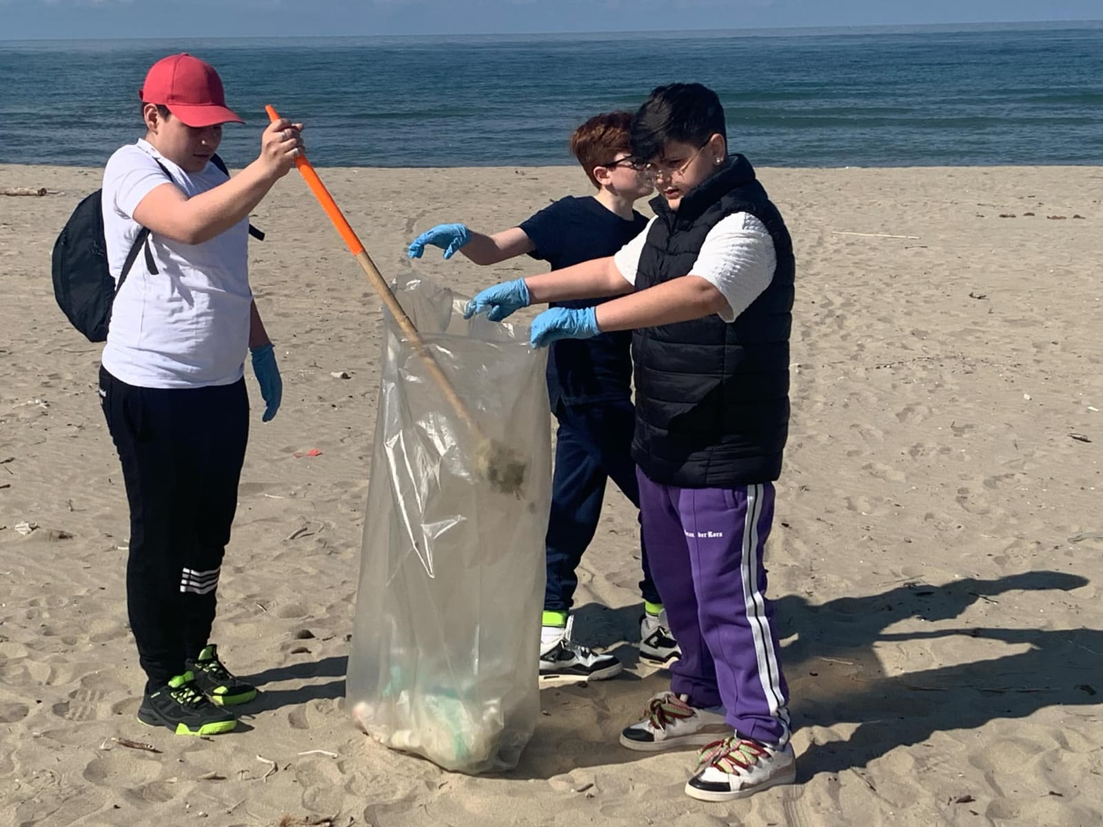 SPIAGGIA PULITA: GLI STUDENTI DELL’ ADA NEGRI IMPEGNATI PRESSO LA SPIAGGIA LIBERA DI VARCATURO