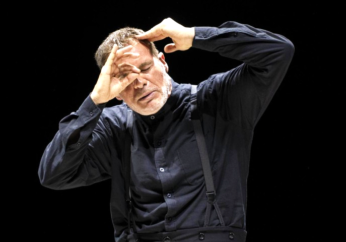 Mein Kampf di Stefano Massini: al Bellini il teatro si fa specchio del buio Mein Kampf di Stefano Massini: al Bellini il teatro si fa specchio del buio