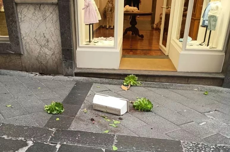 Via Chiaia da 2anews.it Via Chiaia vaso cade da balcone Bimba salva per miracolo