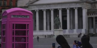 A Napoli in Piazza Plebiscito una cabina telefonica inglese come la cover del prossimo album “Play” di Ed Sheeran