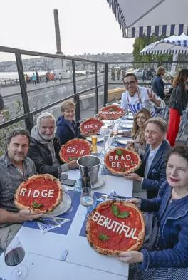 Beautiful, pizze dedicate alle star della soap arrivate a Napoli per girare nuove puntate
