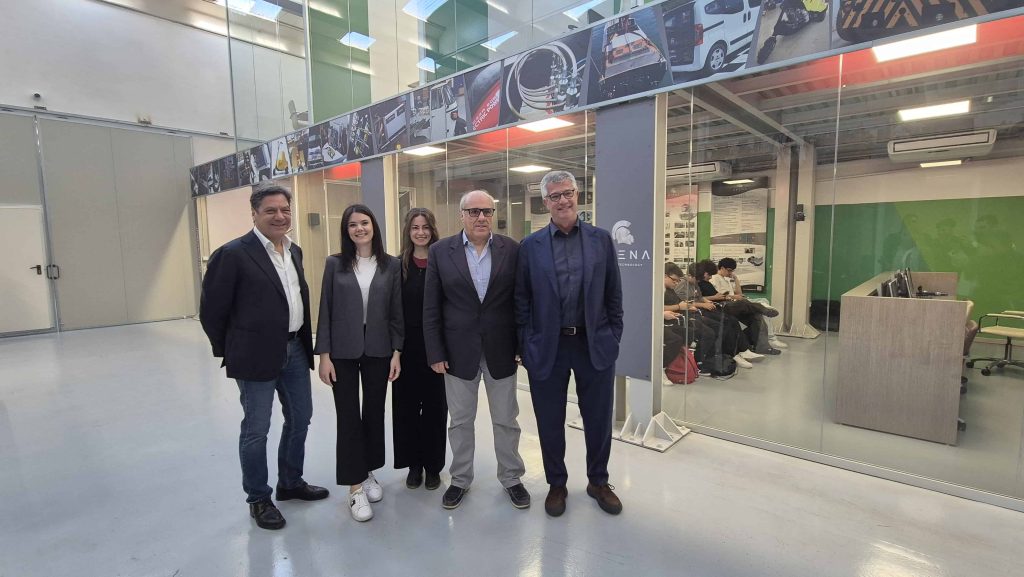 Studenti a scuola di energia pulita: tour nei laboratori Atena tra prototipi e nuovi progetti di ricerca Studenti a scuola di energia pulita: tour nei laboratori Atena tra prototipi e nuovi progetti di ricerca