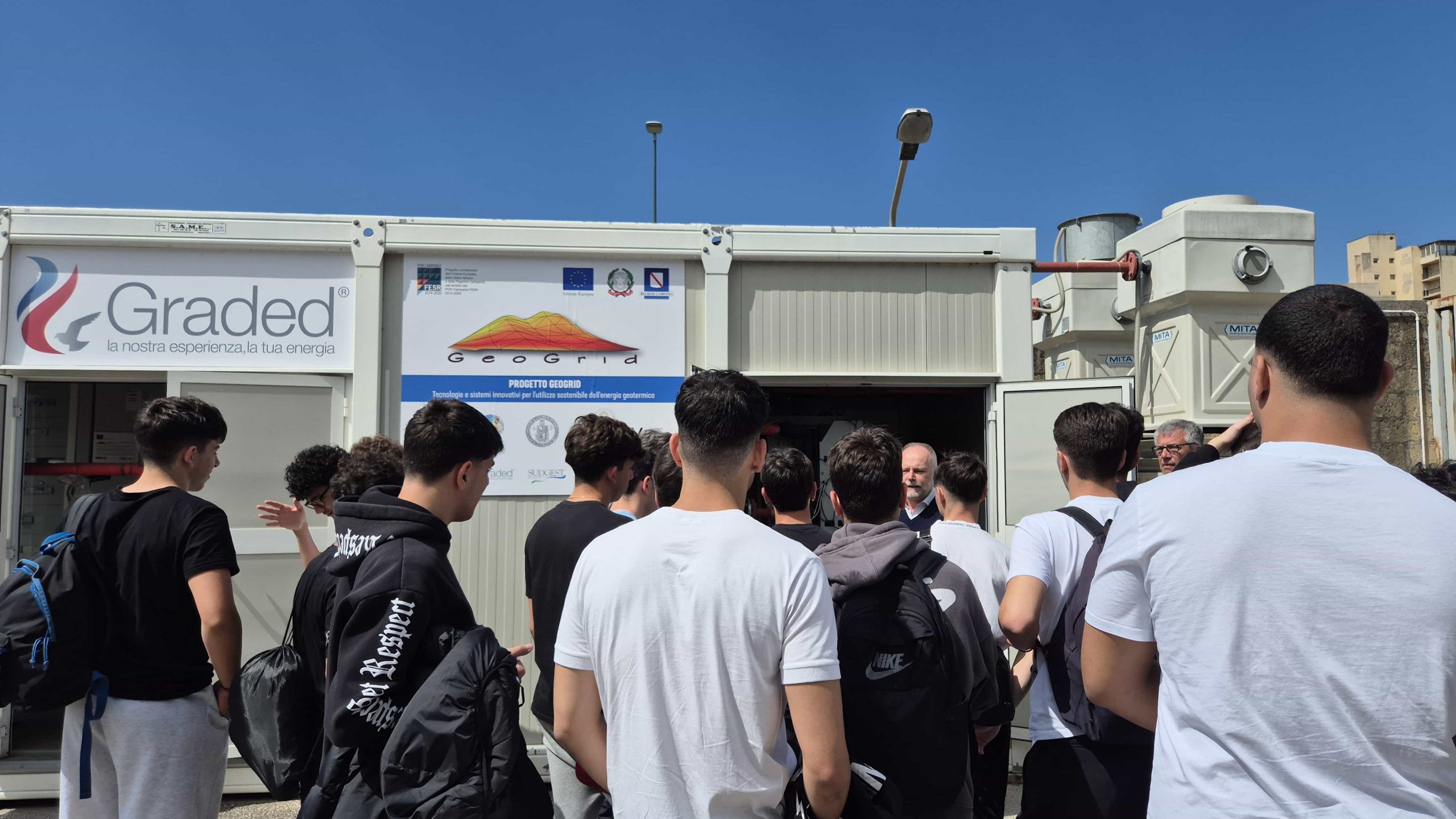 Studenti a scuola di energia pulita: tour nei laboratori Atena tra prototipi e nuovi progetti di ricerca Studenti a scuola di energia pulita: tour nei laboratori Atena tra prototipi e nuovi progetti di ricerca