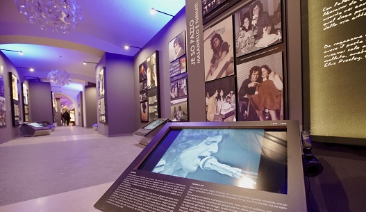 Palazzo Reale di Napoli, in ventimila alla mostra di Pino Daniele Palazzo Reale di Napoli, in ventimila alla mostra di Pino Daniele