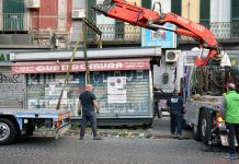 Napoli, rimossa l'edicola pericolante in via Foria