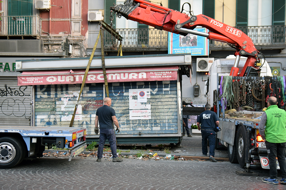 Napoli, rimossa l’edicola pericolante in via Foria Napoli, rimossa l’edicola pericolante in via Foria