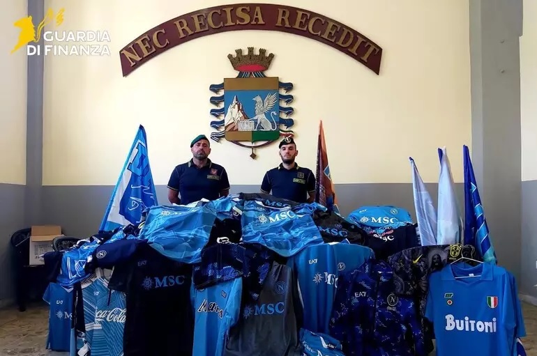 calcio napoli sequestrati 20mila articoli contraffatti tra via toledo e i quartieri spagnoli