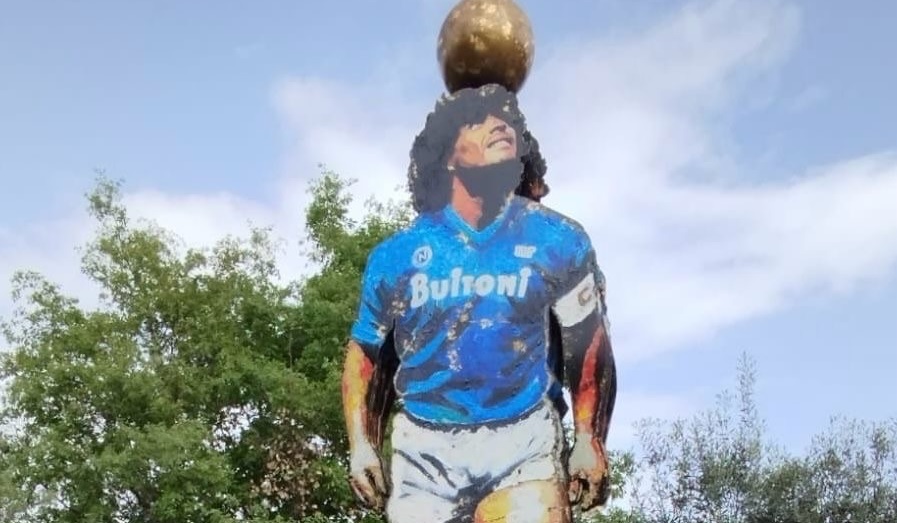 quartieri spagnoli inaugurata statua di oltre 6 metri dedicata a maradona