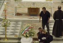 Afragola, oggi i funerali di Martina Carbonaro: in migliaia per l'ultimo saluto