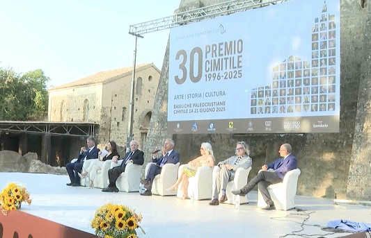 Al via il Premio Cimitile 2025, la 30esima edizione si apre con una mostra fotografica sui 30 anni di storia della manifestazione Al via il Premio Cimitile 2025, la 30esima edizione si apre con una mostra fotografica sui 30 anni di storia della manifestazione