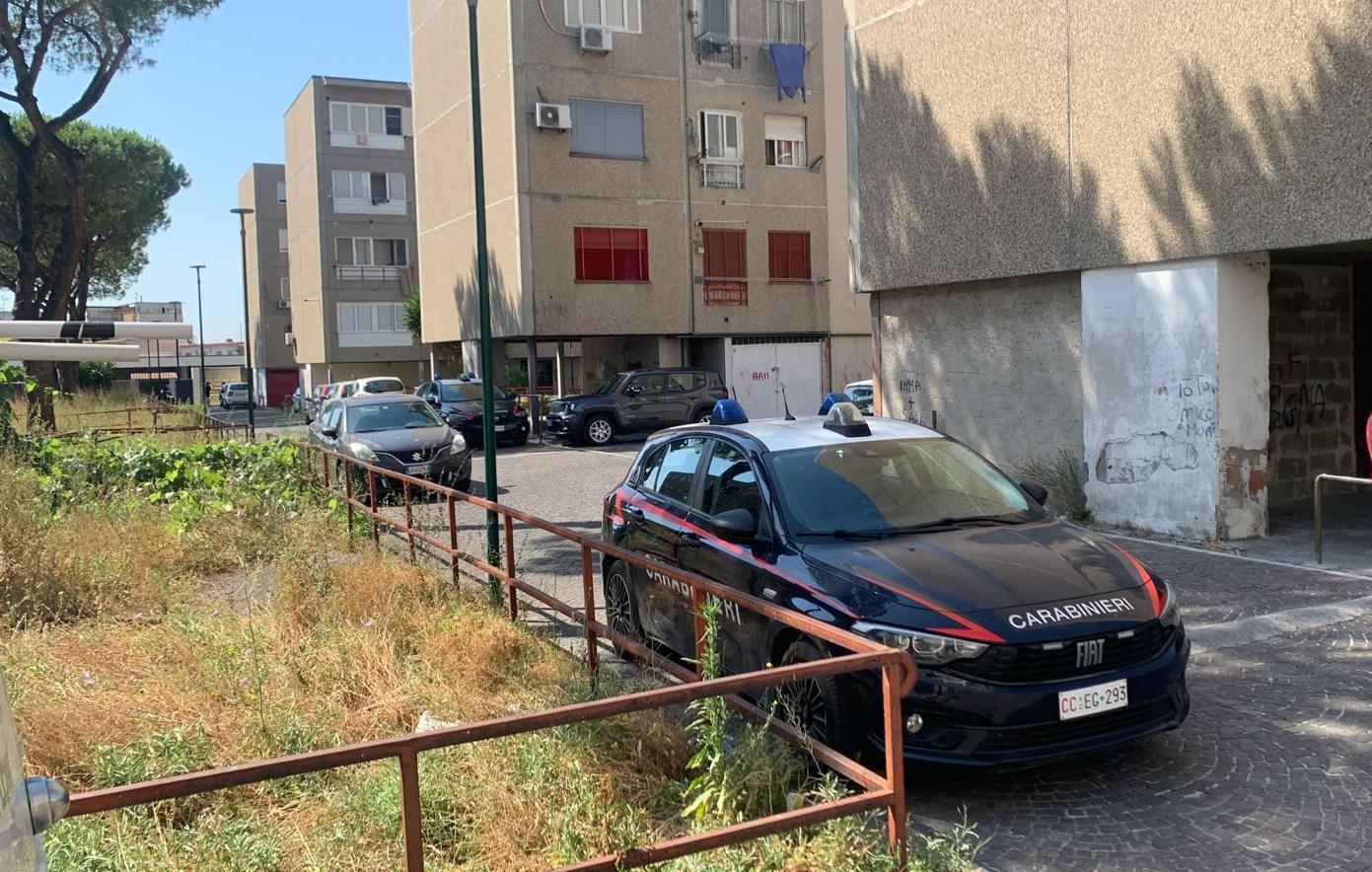 ponticelli sgomberi e sequestri in palazzo roccaforte del clan de martino