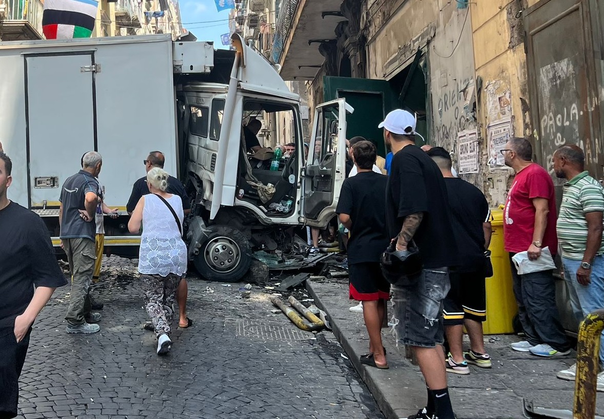 Quartieri Spagnoli, camion perde controllo e finisce tra 2 palazzi: ferito l’autista Quartieri Spagnoli, camion perde controllo e finisce tra 2 palazzi: ferito l’autista