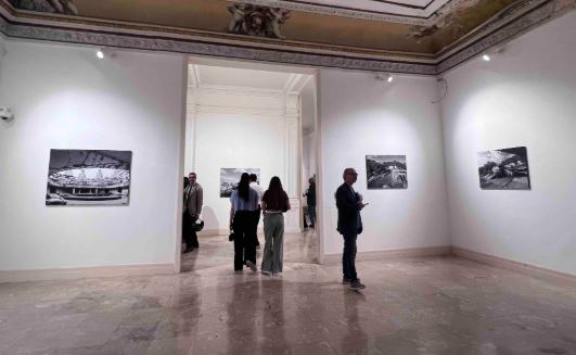 Riapre la casa della Fotografia a Villa Pignatelli con la mostra di Mario Ferrara “Architettura di città” Riapre la casa della Fotografia a Villa Pignatelli con la mostra di Mario Ferrara “Architettura di città”