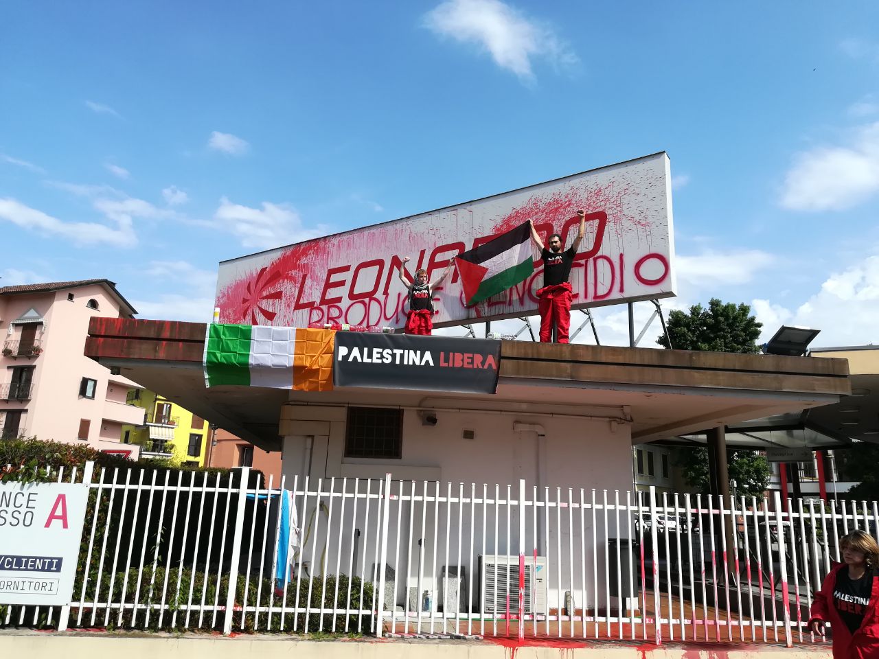 Leonardo, attivisti di Palestina Libera occupano la sede di Sesto Calende Leonardo, attivisti di Palestina Libera occupano la sede di Sesto Calende