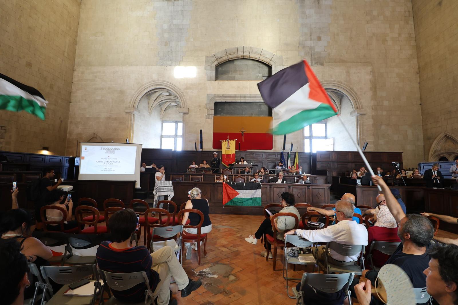 Consiglio comunale di Napoli: stop a ogni collaborazione con Israele