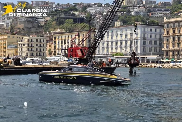 Lungomare di Napoli, rimossi numerosi ormeggi abusivi Lungomare di Napoli, rimossi numerosi ormeggi abusivi