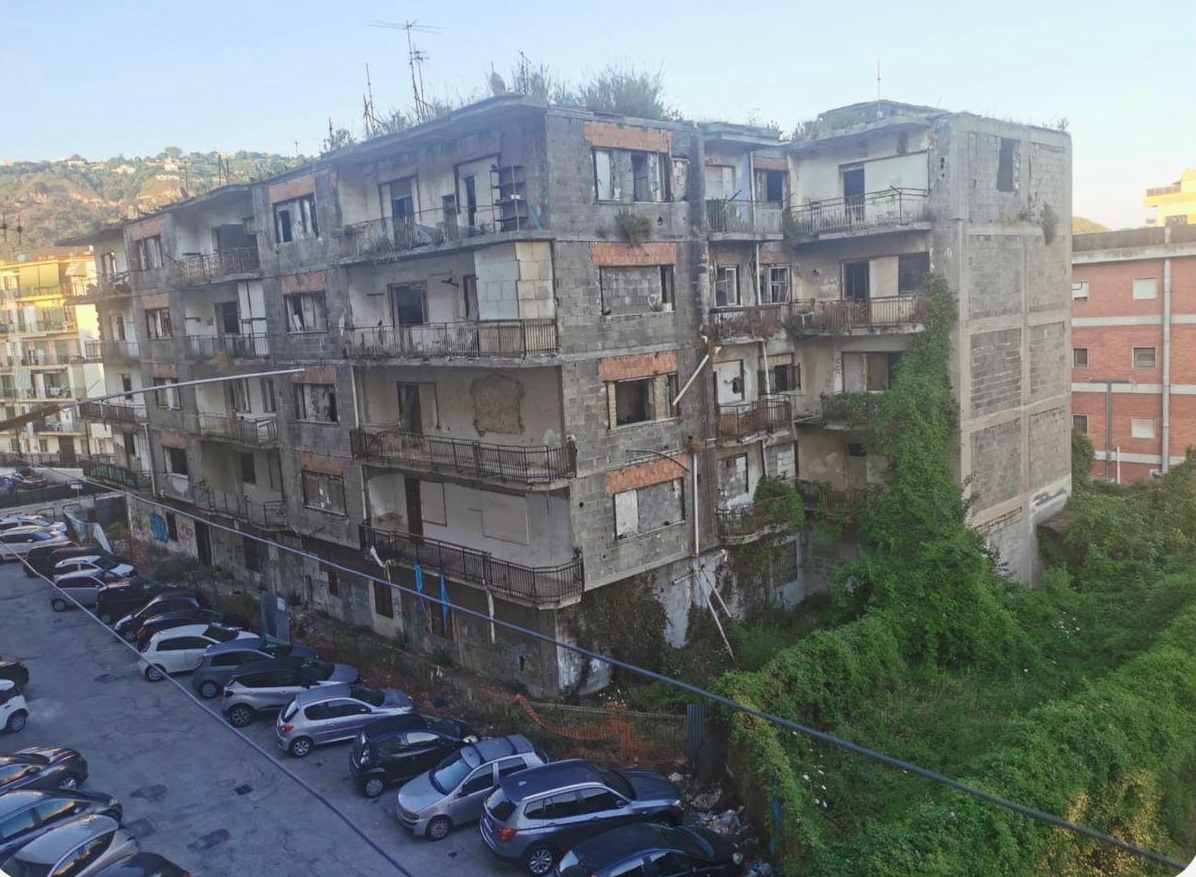 Pianura, degrado e pericolo in via Vicinale Trencia: chiesto l’abbattimento del fabbricato “T1” Pianura, degrado e pericolo in via Vicinale Trencia: chiesto l’abbattimento del fabbricato “T1”