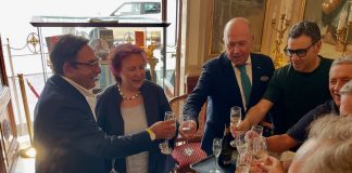 Ferragosto a Napoli, concerto all'alba e brindisi con i turisti