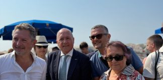 Napoli, Mappatella Beach celebra 20 anni con torta e sfogliatelle offerte ai cittadini sulla spiaggia