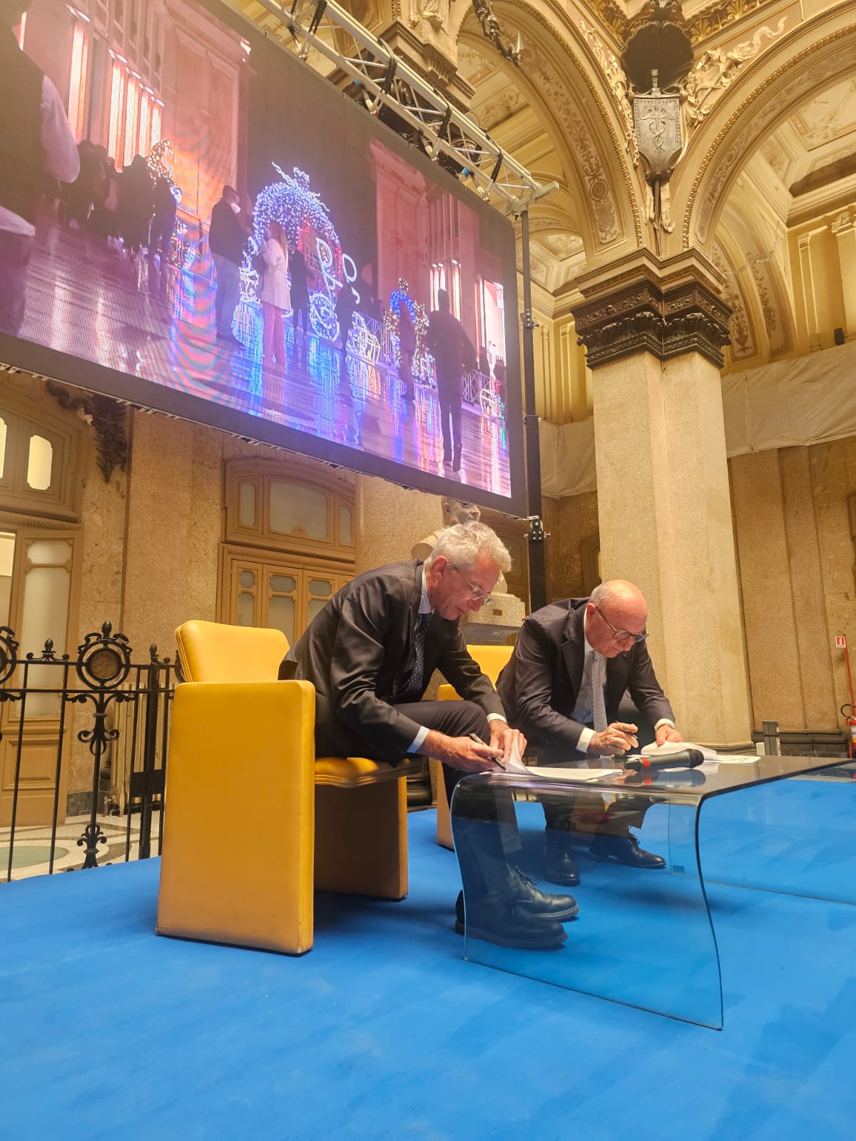 “Illuminiamo Napoli 2025”, per Natale in città oltre 150 chilometri di luci, addobbi tridimensionali e grandi alberi