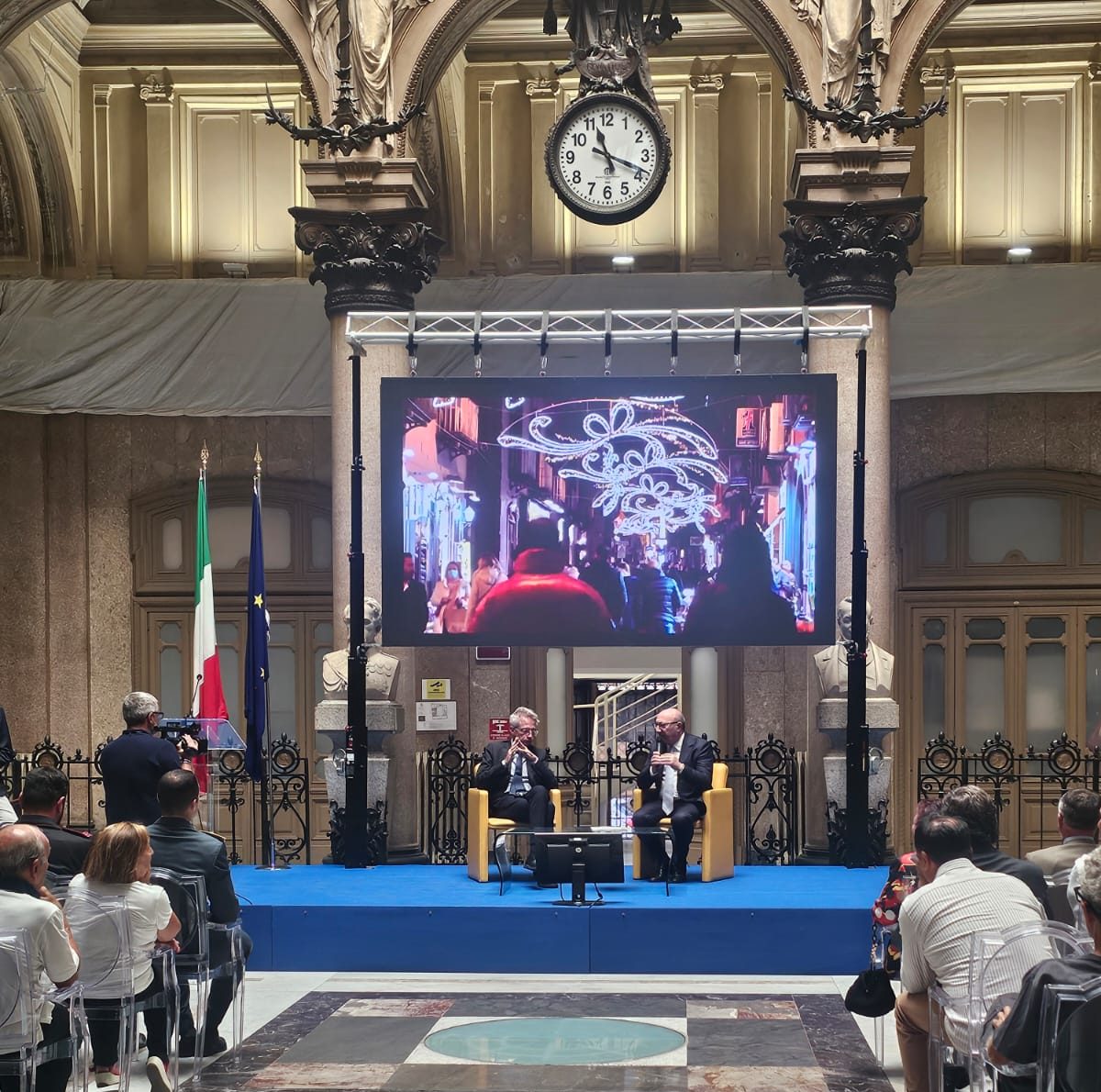 “Illuminiamo Napoli 2025”, per Natale in città oltre 150 chilometri di luci, addobbi tridimensionali e grandi alberi