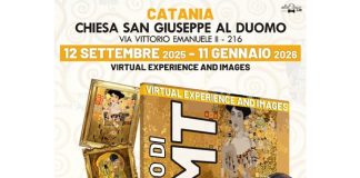 Nella storica Chiesa di San Giuseppe al Duomo, in Via Vittorio Emanuele II, 216, nel cuore di Catania, dal prossimo 12 settembre 2025 all'11 gennaio 2026, si apre un varco verso l’universo dorato e visionario di Gustav Klimt. Non una semplice mostra, ma un’esperienza totalizzante: “Il Mondo di Klimt” (Virtual Experience and Images) con l'organizzazione di “Alta Classe Lab”, invita il pubblico a oltrepassare le cornici della pittura per abbandonarsi a un viaggio sensoriale e virtuale, dove arte, tecnologia e memoria storica si intrecciano in un racconto avvolgente. L’artista simbolo della Secessione Viennese rivive attraverso immagini e proiezioni immersive a 360°, installazioni interattive, animazioni digitali e scenografie virtuali tridimensionali che trasformano lo spazio sacro della chiesa in un vero e proprio scrigno di luci, colori e vibrazioni. Tra le opere protagoniste, Il Bacio, Giuditta I e L’Albero della Vita si impongono con la loro aura magnetica, ma la mostra offre anche l’occasione di entrare nei salotti, negli atelier e nei luoghi che hanno alimentato l’immaginario di Klimt, regalando al visitatore un accesso inedito alla sua poetica e al suo tempo. Questa esposizione multimediale non si limita a riproporre la pittura, ma ne amplifica le emozioni, proiettando lo spettatore in una dimensione sospesa tra storia e contemporaneità, tra silenzio contemplativo e meraviglia tecnologica. Un incontro che invita a riscoprire Klimt non solo come pittore, ma come interprete di un’epoca irripetibile, capace di dialogare ancora oggi con i linguaggi più moderni della comunicazione visiva. La mostra a Catania è visitabile dal lunedì al venerdì dalle ore 9.00 alle 13.00 e dalle 15.00 alle 20.00 (ultimo ingresso alle 12.00 e alle 19.00), e il sabato e la domenica dalle 10.00 alle 21.00 (ultimo ingresso ore 20.00). Biglietti: 13€ adulti, 11€ bambini (dai 2 ai 12 anni). Per le scuole e i gruppi studenti è attivo il numero dedicato 3773053600. Info e prenotazioni: 3773053600.