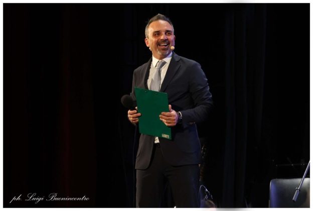 Premio San Gennaro World 2025 presentato da Gianni Simioli sul Sagrato del Duomo di Napoli