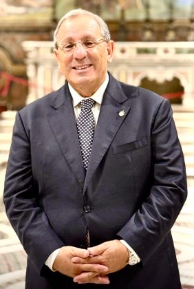 Premio San Gennaro World 2025 presentato da Gianni Simioli sul Sagrato del Duomo di Napoli