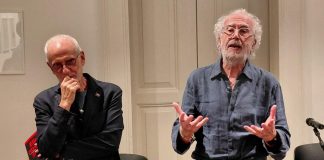 Quando, nell’ormai lontano 1999, tre anni dopo la nascita, il sipario del Teatro Elicantropo si levò su “Contagio”, la drammaturgia riadattata dal suo stesso fondatore Carlo Cerciello della celebre “Cecità” di José Saramago, qualcosa d’irreversibile accadde: lo spazio di Vico Gerolomini cessò di essere un teatro tra tanti e assunse il volto di un organismo vivente, un labirinto di parola e coscienza. Da allora, per trent’anni, Elicantropo è stato fecondato da progetti, resistenze, sogni e scosse morali. Oggi, in un tempo che geme sotto il peso di conflitti e dolore, e nel quale lo stesso teatro sceglie di collocarsi accanto al popolo palestinese, la nuova stagione si apre con una dichiarazione netta: “Trent’anni dopo è anno zero - punto di non ritorno. Il genocidio”. Con questa radicalità, l'Elicantropo aderisce alla campagna “Nessun teatro italiano è complice del genocidio”. Il teatro di Carlo Cerciello è da sempre un gesto. Combinare arte, formazione e ricerca non come compartimenti stagni, ma come vene interconnesse: questa è la cifra identitaria che, stagione dopo stagione, ha scolpito un profilo forte e autonomo. Come lui stesso ha affermato, nelle sue parole non vi è retorica, ma tensione morale: «L’arte ha senso, solo se prende posizione…Il teatro, dunque, non può sottrarsi all’orrore girandogli le spalle, deve guardarlo in faccia e denunciarlo con tutta la forza che gli resta. Il genocidio perpetrato da Israele contro il popolo Palestinese è l’orrore per eccellenza del ventunesimo secolo…A nulla sono serviti gli ammonimenti degli orrori del ‘900… Dio è morto nuovamente a Gaza e forse per sempre». Accanto al direttore, durante la conferenza stampa di annuncio stagione, erano presenti Francesco Somma (in rappresentanza della Fondazione Eduardo De Filippo), il docente Aniello Mallardo e il compositore Antonio Sinagra, a suggello di un impegno che vuole coniugare memoria, cultura napoletana, ricerca teatrale e responsabilità civile. Il cartellone aperto con il ritorno di “Scannasurice” di Enzo Moscato, diretto da Carlo Cerciello e interpretato da Imma Villa, continua a novembre, dal 13 al 16, con “Chisció e Panza” di e con Enzo Attanasio e Rosalba Di Girolamo, libera e vivace ispirazione al “Don Chisciotte cervantino; subito dopo, il 21 e 22 novembre, “Manuale di sopravvivenza sulla felicità” di e con Chiara Claudi offrirà un singolare monologo-concerto. Sempre nel mese di novembre, dal 27 al 30, andrà in scena “Ginestre” di Elvira Buonocore, con Francesca Fedeli e Alessia Santalucia, per la regia di Gennaro Maresca. Dall’8 gennaio all’8 febbraio 2026, l’Elicantropo affronterà uno dei miti fondativi della tragedia antica con “Definisci Antigone”, riscrittura scenica dello stesso Cerciello, con Imma Villa, Mariachiara Falcone, Cecilia Lupoli e Serena Mazzei. L’opera mette in dialogo Sofocle, Brecht, Anouilh e la voce contemporanea del popolo palestinese, in un intreccio che unisce passato e presente. A marzo, dall’11 al 22, il teatro celebrerà se stesso e la propria storia con “Buon Compleanno”, uno spettacolo corale diretto e condotto da Carlo Cerciello, con Roberto Azzurro, Paolo Coletta, Imma Villa, Mariachiara Falcone, Cecilia Lupoli e Serena Mazzei. La primavera scenica si aprirà con “Lu cunto de li cunti” di Giambattista Basile, portato in scena da Silvio Barbiero, seguita da “Nostoi ’O tturna” di Giovanni Piscitelli, monologo ispirato al ritrovamento dei Bronzi di Riace. Infine, Patrizia Eger sarà protagonista e regista di “Anna Cappelli” di Annibale Ruccello, accompagnata dalla danzatrice Sabrina D’Aguanno e dalle coreografie di Elena D’Aguanno, in scena dal 23 al 26 aprile. La stagione si chiuderà, dal 30 aprile al 3 maggio, con “Oltre la linea 2026”, rassegna di danza contemporanea e arti affini diretta da Rosario Liguoro e promossa da Itinerarte. Parallelamente, proseguiranno le attività del Laboratorio Teatrale Permanente Elicantropo, il progetto “Studi Eduardiani” in collaborazione con la Fondazione Eduardo De Filippo e il Perfezionamento Professionale per Attori 2025/2026. Il teatro, per Carlo Cerciello, non è più soltanto luogo di rappresentazione: è campo d’azione, atto d’accusa, testimone. Quando dichiara che «l’assenza di tragedia genera indifferenza», egli sfida ciascuno di noi: se il dramma non seduce nella forma, allora il teatro deve radicalizzarsi, farsi “controforma” del consenso. In una stagione che si apre con il crinale del genocidio palestinese, Elicantropo si propone non come ghetto dell’arte civile, ma come spazio dove lo spettatore non è “cliente” ma “complice consapevole”: complice della domanda, dell’obiezione, della memoria viva. Così, in un anno “zero” che viene dopo trent'anni, la stagione dell’Elicantropo si offre come una dichiarazione morale: non più “teatro che denuncia”, ma teatro che testimonia e interpella. teatro elicantropo