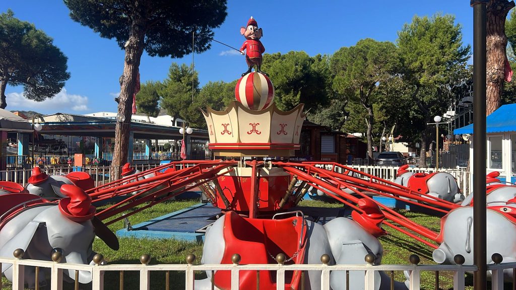 All’Edenlandia riaprono le giostre storiche Dumbo e Maniero. Presto il ritorno dei Tronchi e Vecchia America All’Edenlandia riaprono le giostre storiche Dumbo e Maniero. Presto il ritorno dei Tronchi e Vecchia America