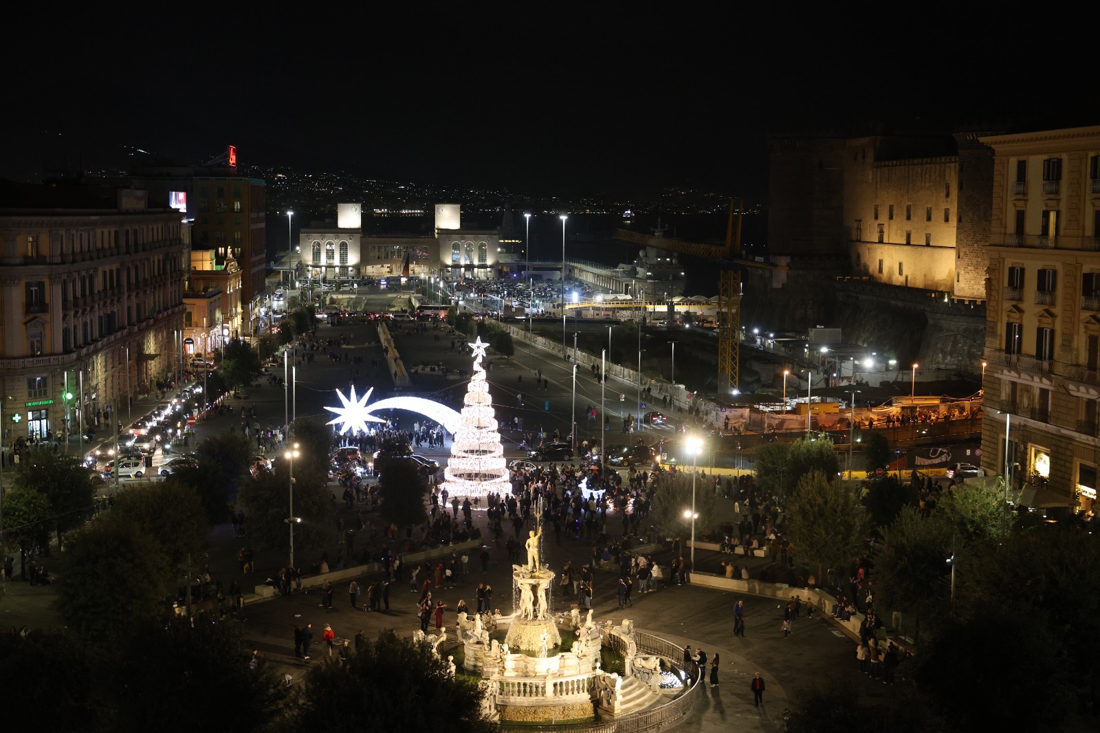 Natale a Napoli, accese le luminarie e grandi alberi in tutta la città 