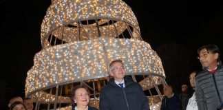 Natale a Napoli, accese le luminarie e grandi alberi in tutta la città