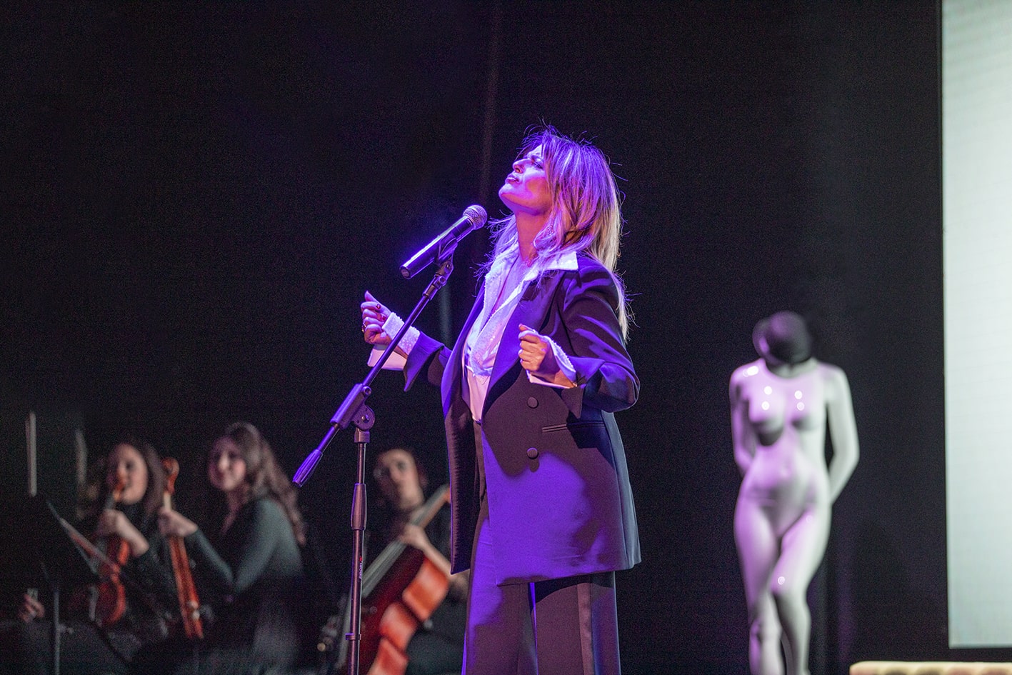 Monica Sarnelli al Teatro Augusteo in “Sirene, Sciantose, Malafemmine ed altre storie di donne veraci” Monica Sarnelli al Teatro Augusteo in “Sirene, Sciantose, Malafemmine ed altre storie di donne veraci”