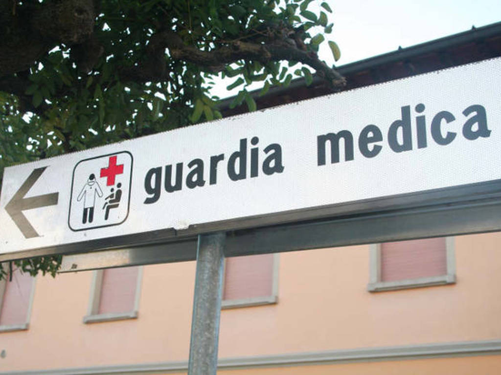 acerra spari contro la guardia medica e il sert indagini in corso